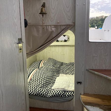 Bateau-Gite Sur Le Halage De La Mayenne L'Huisserie Экстерьер фото