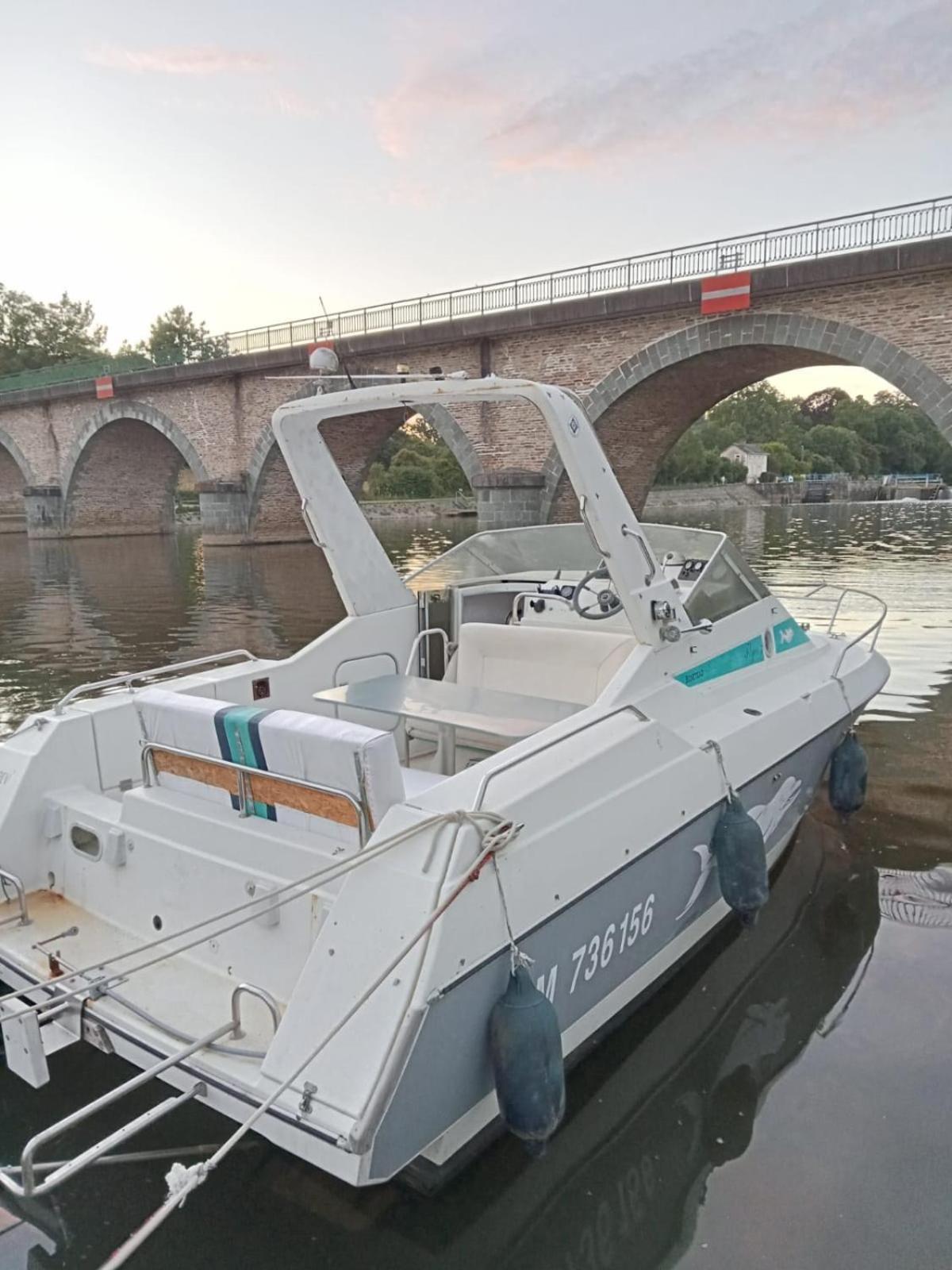 Bateau-Gite Sur Le Halage De La Mayenne L'Huisserie Экстерьер фото